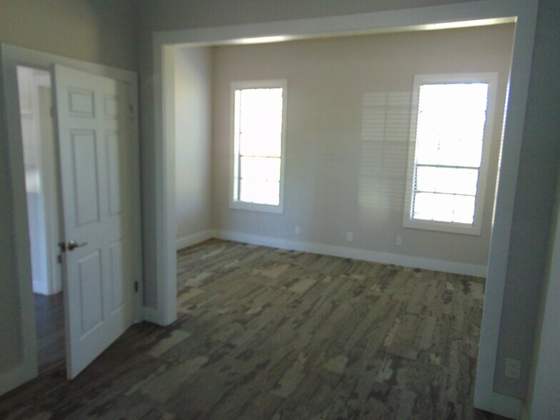 More Photos Of 151 E Mercer St, Dripping Springs Office For Lease