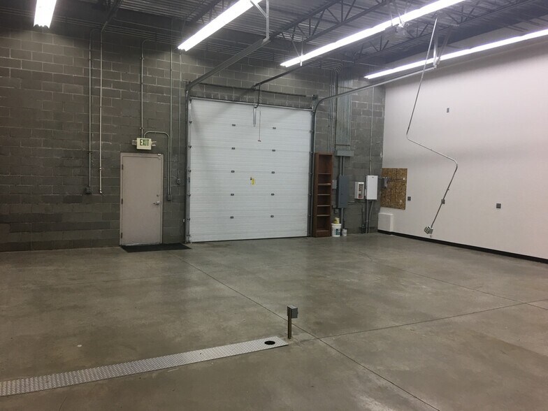 More Photos Of 3846-3856 N Schreiber Way, Coeur d'Alene Showroom For Lease