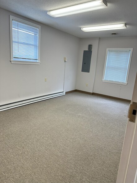 More Photos Of 45 Church St, Gardiner Light Distribution For Lease