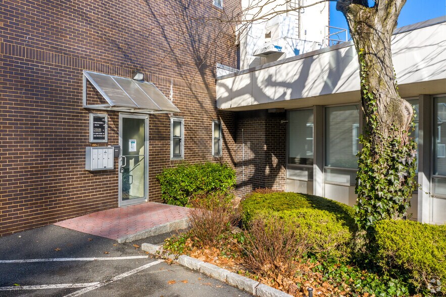 More Photos Of 77 Tarrytown Rd, White Plains Medical For Lease