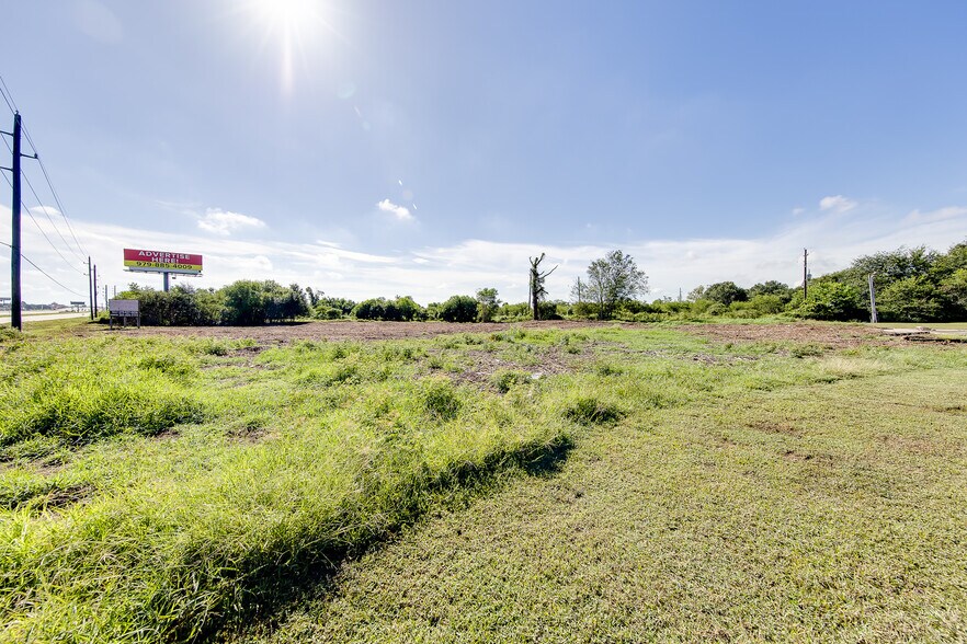 More Photos Of 4095 SE I 10 Frontage Rd, Sealy Medical For Lease