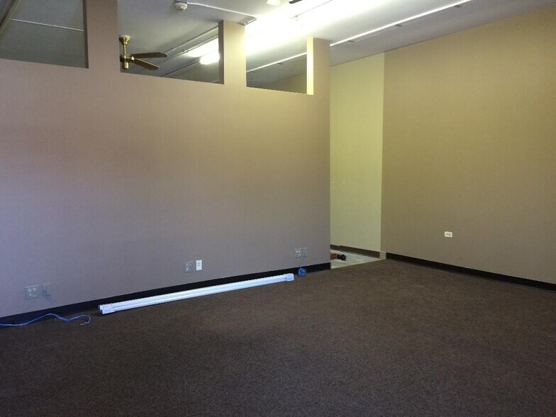 More Photos Of 913 Greenwood Rd, Glenview Storefront Retail Office For Lease