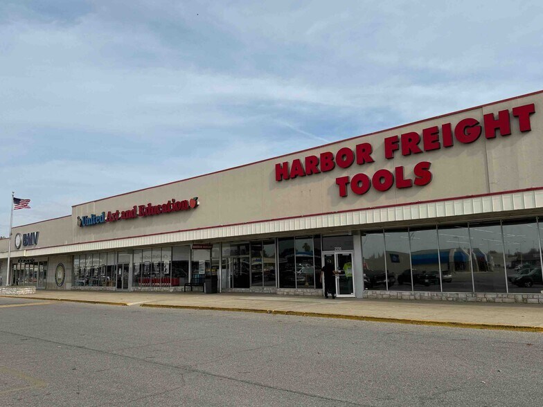 More Photos Of 822 W McKinley Ave, Mishawaka Storefront For Sale