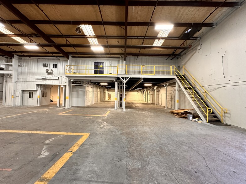 More Photos Of 418 E Jones St, Lewisville Manufacturing For Lease