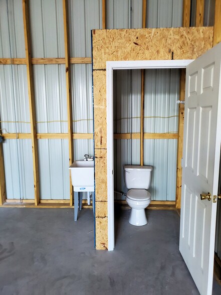 More Photos Of 532 N Bluford Ave, Ocoee Warehouse For Lease