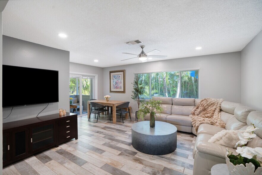 More Photos Of 1884 Southpointe Dr, Sarasota Apartments For Sale