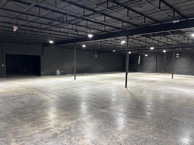 More Photos Of 1085 NW 62nd St, Miami Showroom For Sale