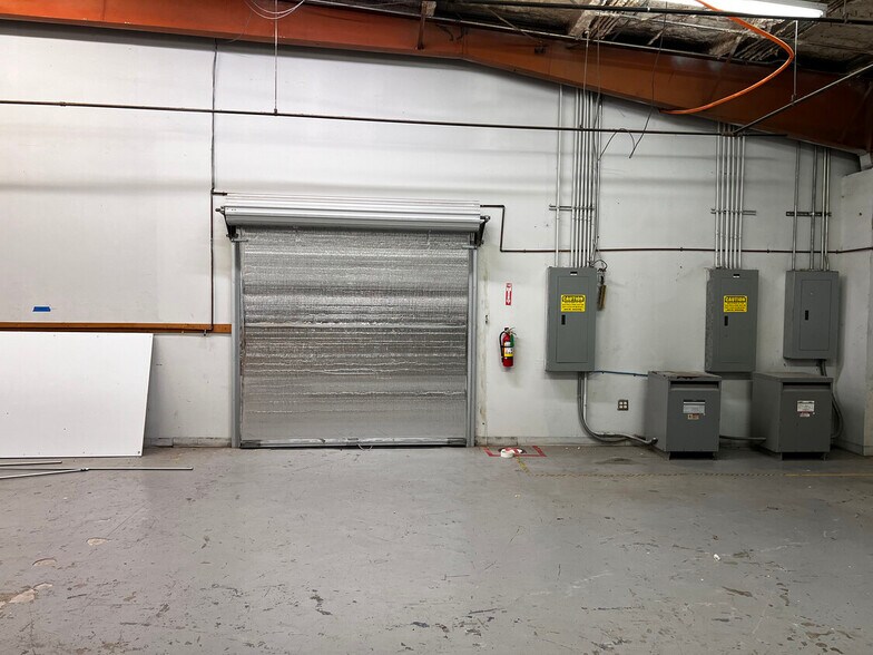 More Photos Of 1402 Hawthorne St, Bastrop Manufacturing For Lease