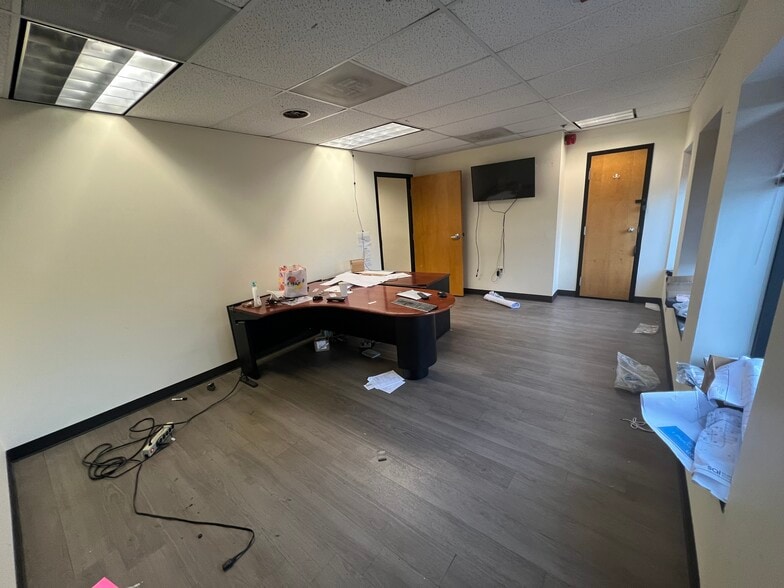 More Photos Of 1319 Shepard Dr, Sterling Light Distribution For Lease