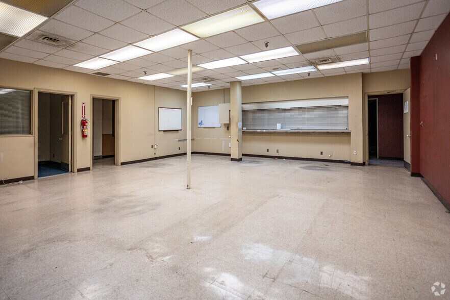 More Photos Of 204-208 W Main St, Johnson City Light Manufacturing For Sale