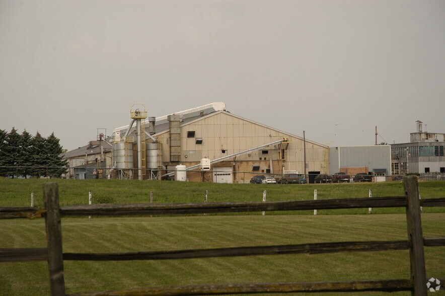 More Photos Of 300 N West St, Marengo Manufacturing For Sale