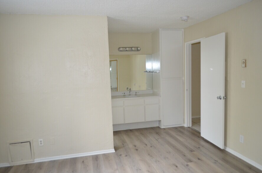 More Photos Of 7028 Alabama Ave, Canoga Park Apartments For Sale