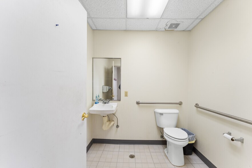 More Photos Of 2103 S Thompson St, Springdale Freestanding For Sale