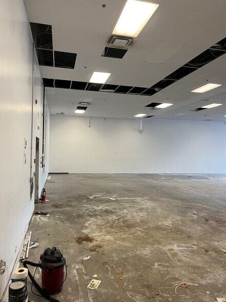 More Photos Of 1314-1360 Boul du Curé-Labelle, Blainville Storefront For Lease
