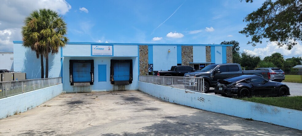 More Photos Of 3201 44th Ave N, Saint Petersburg Industrial For Sale