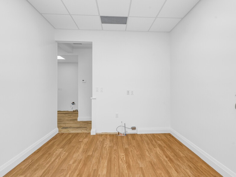 More Photos Of 541 Queen St E, Toronto Storefront For Lease