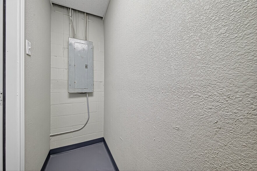 More Photos Of 13001-13011 Fondren Rd, Houston Unknown For Lease