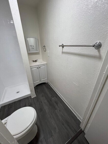 More Photos Of 211 E 55th St, Los Angeles Apartments For Sale