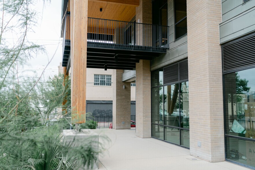 More Photos Of 711 Broadway St, San Antonio Office For Lease