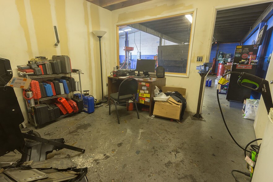 More Photos Of 26524 Ruether Ave, Santa Clarita Warehouse For Lease