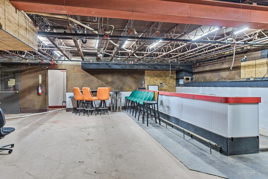 More Photos Of 7215 Blondo St, Omaha Bar For Sale