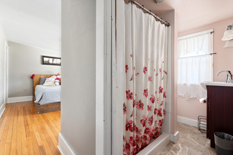 More Photos Of 13 Park Ave, Hadley Restaurant For Sale