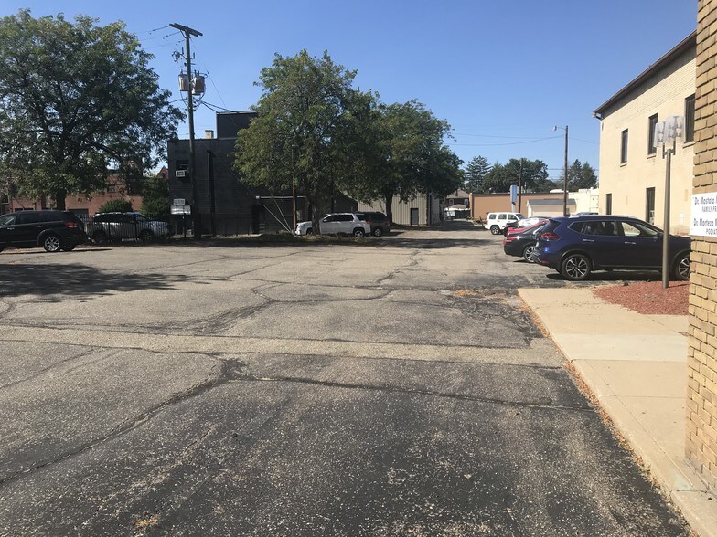 More Photos Of 152 N Broadway St, New Philadelphia Office For Lease