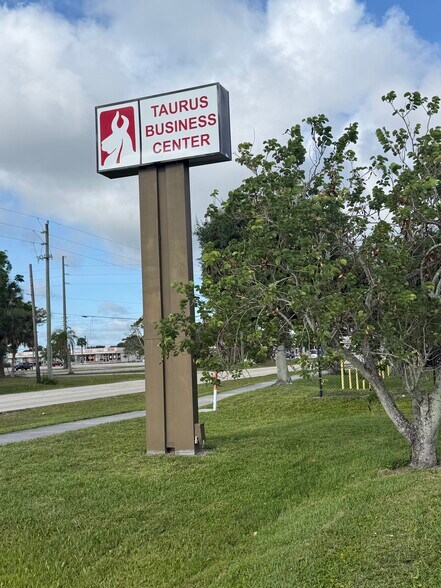 More Photos Of 2801-2847 SE Monroe St, Stuart Warehouse For Lease