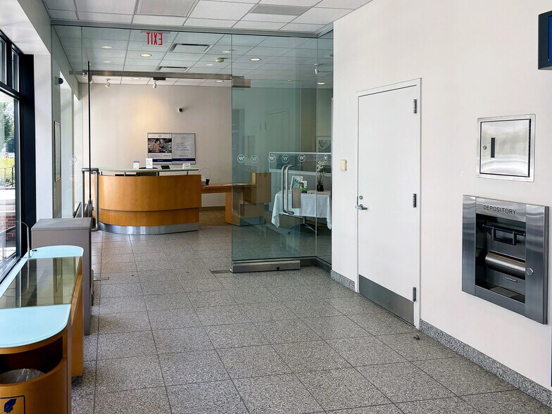 More Photos Of 27 Waltham St, Lexington Restaurant For Lease