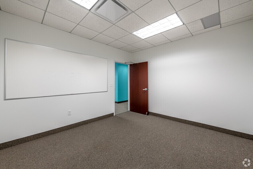 More Photos Of 6200 Oak Tree Blvd, Independence Office For Lease
