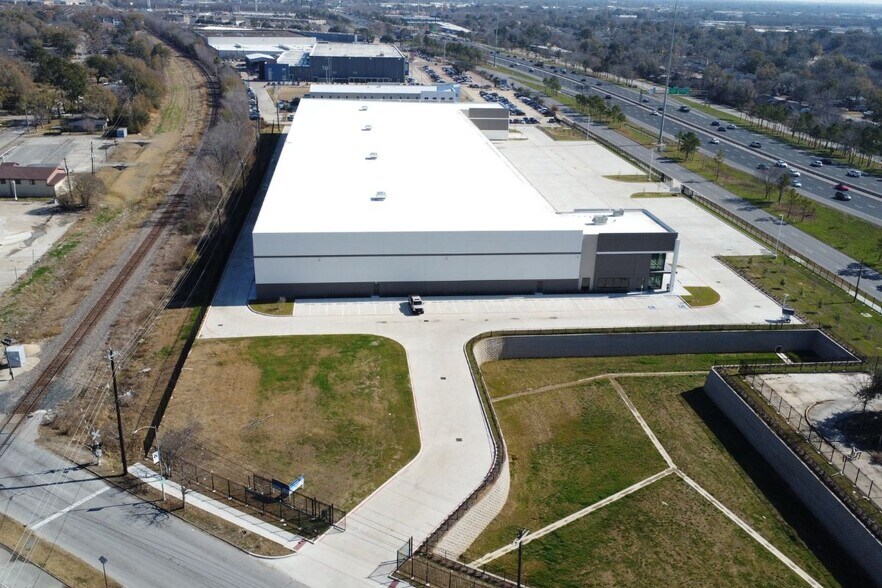 More Photos Of 5415 South Loop E, Houston Distribution For Lease