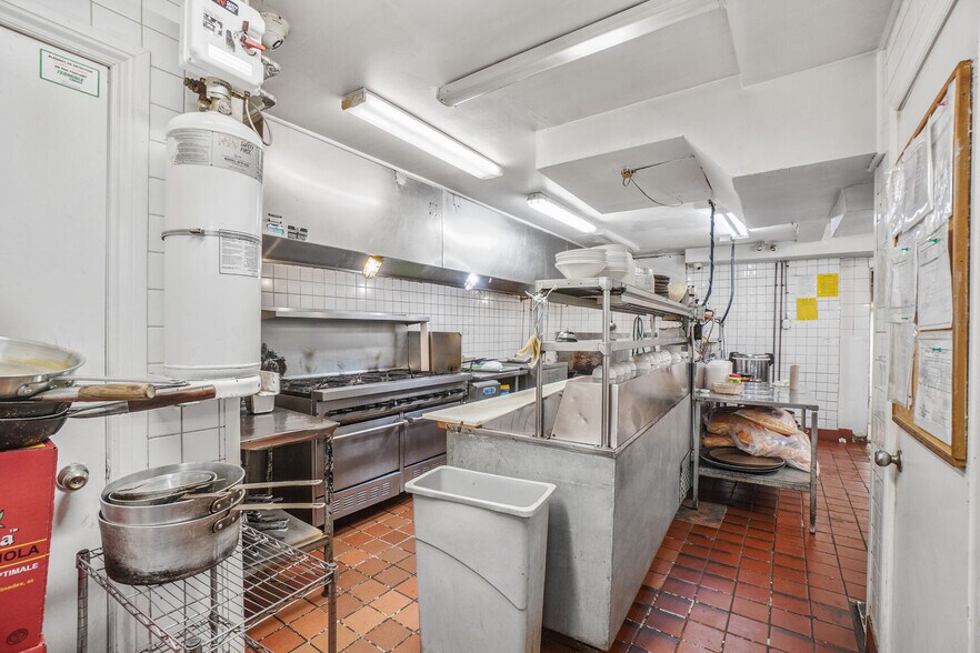 More Photos Of 1450 Rue Crescent, Montréal Restaurant For Lease