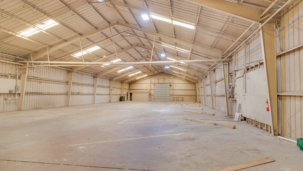 More Photos Of 510 N Walker St, Quitman Light Manufacturing For Sale