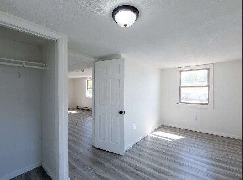 More Photos Of 1201 S Park Ave, Herrin Office For Sale