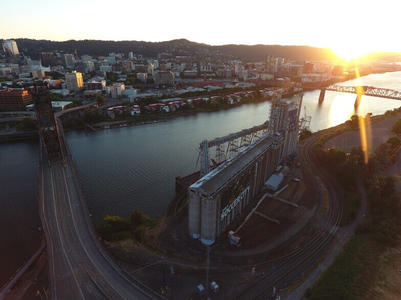 More Photos Of 900 N Thunderbird Way, Portland Distribution For Sale