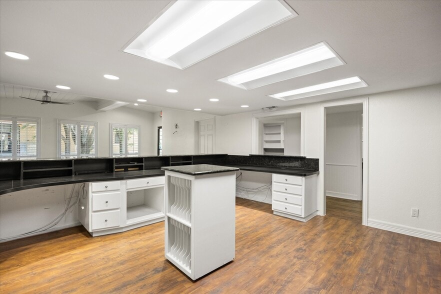 More Photos Of 310 W Bluff St, Granbury Office For Sale