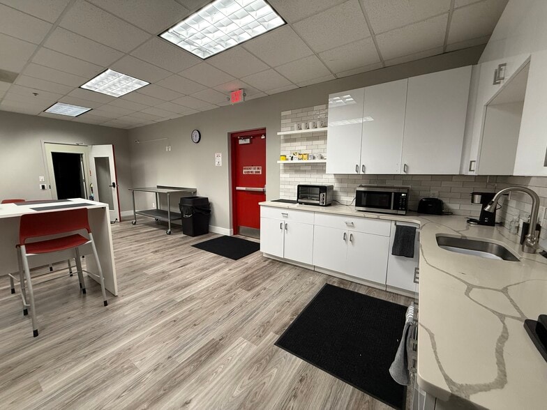 More Photos Of 3800 Camp Creek Pky, Atlanta Light Distribution For Lease