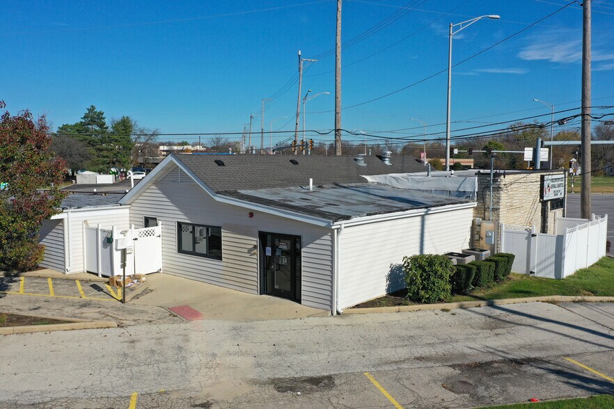 More Photos Of 1900 S Arlington Heights Rd, Arlington Heights Freestanding For Lease