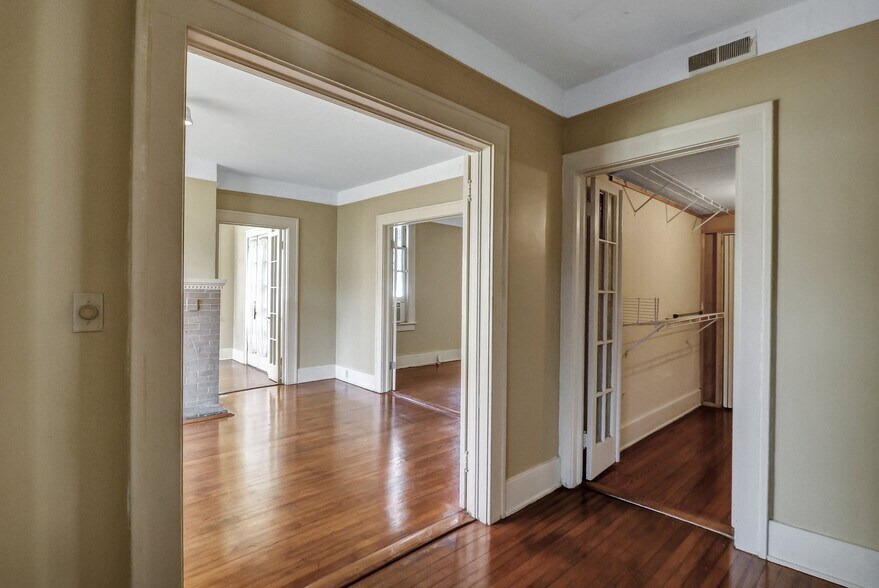 More Photos Of 210 E 48th St, Savannah Apartments For Sale