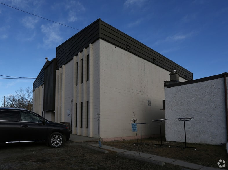 More Photos Of 4 Parkdale Cres NW, Calgary Medical For Sale