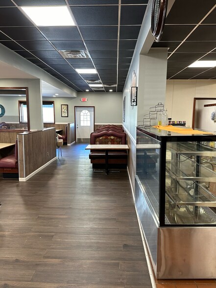 More Photos Of 102 E Park St, Taylorville Freestanding For Sale