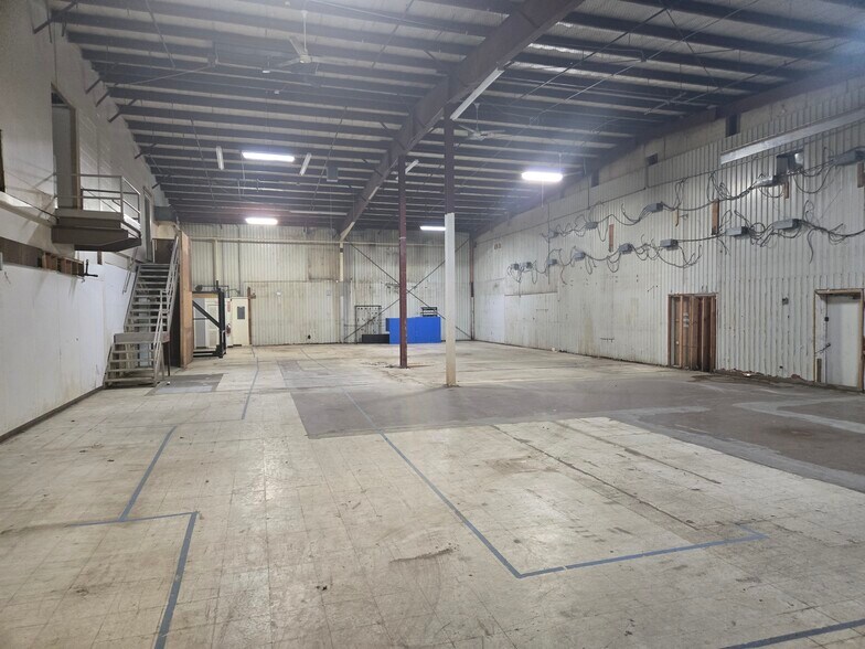 More Photos Of 2800 Lynch Rd, Evansville Showroom For Lease