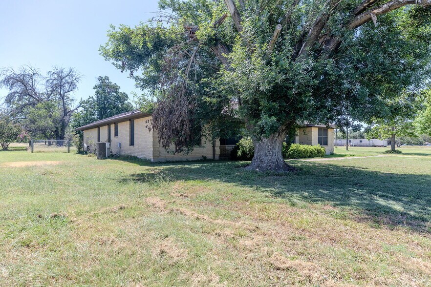 More Photos Of 12409 Lowden Ln, Manchaca Flex For Sale