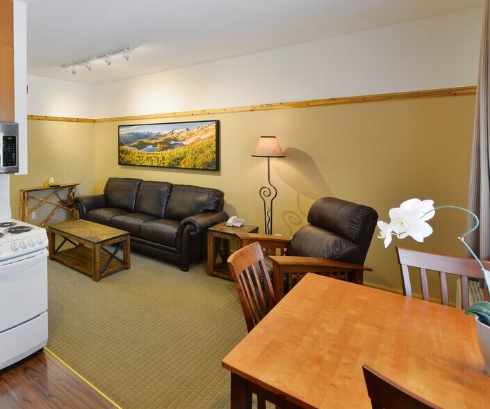 More Photos Of 590 Van Horne St S, Cranbrook Hotel For Sale