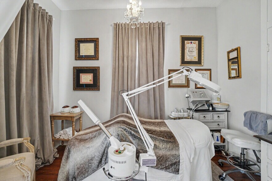 More Photos Of 2312 Abercorn St, Savannah Storefront Retail Residential For Sale