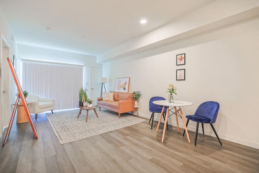 More Photos Of 10555 Bloomfield St, Toluca Lake Apartments For Sale