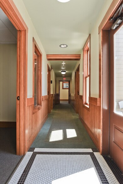 More Photos Of 1705-1717 Willamette Falls Dr, West Linn Storefront Retail Office For Lease