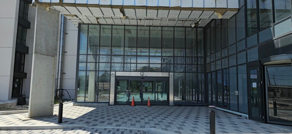 More Photos Of 600 Dixon Rd, Toronto Office For Sale