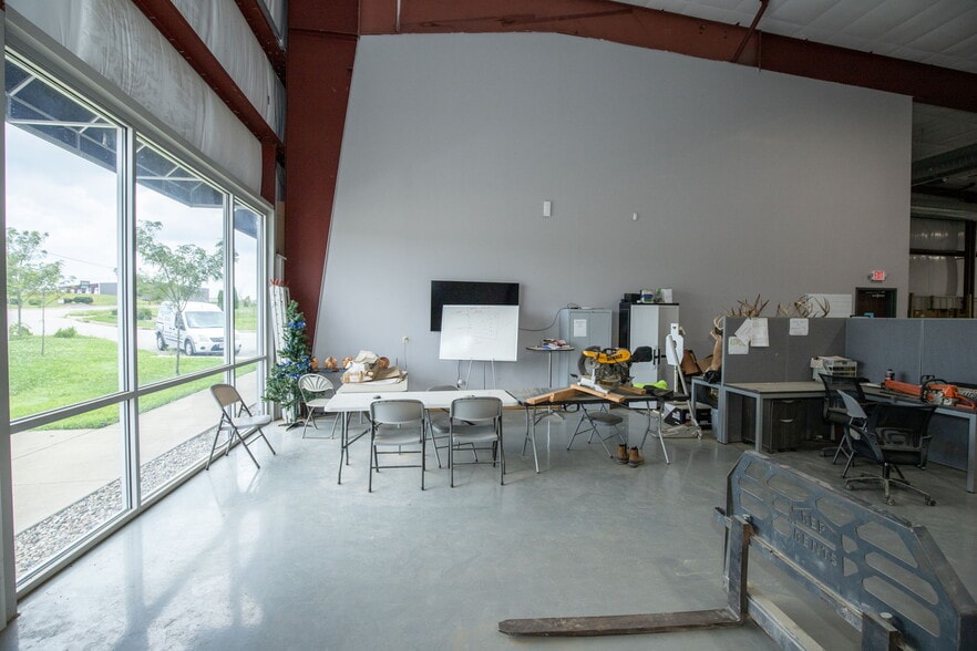 More Photos Of 311 Corporate Dr, Shelbyville Warehouse For Sale