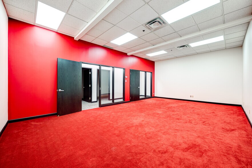 More Photos Of 867-877 Boul Jean-Paul-Vincent, Longueuil Warehouse For Lease